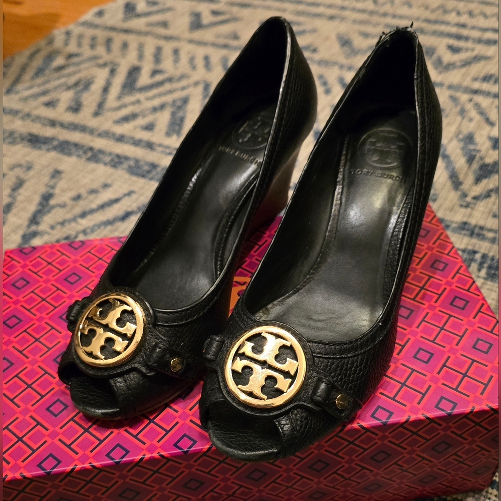 Tory Burch Leticia Black Open Toe Wedge Gold Size 7.5